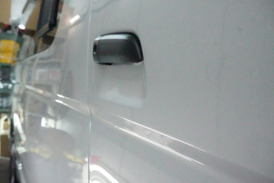 施工後　トヨタ　ハイエース（グレー）　サイド