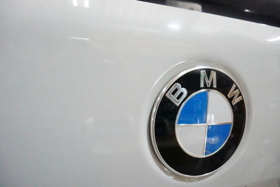 施工後　BMW118（ホワイト）エンブレムアップ