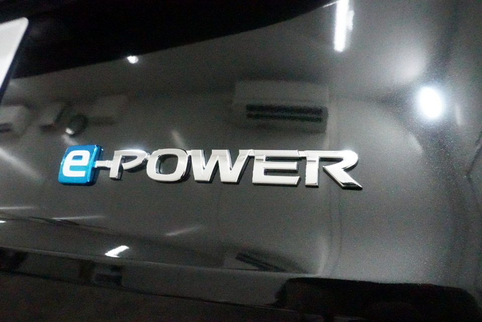 施工後　日産　エックストレイル（ブラック）　エンブレムアップ