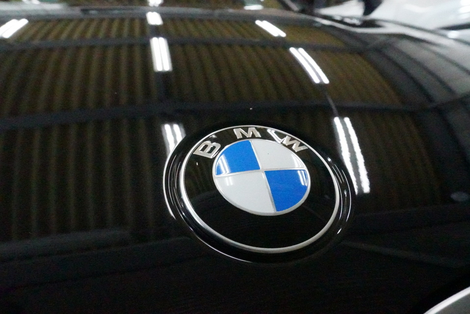 施工後　BMW320(ブラック)　エンブレムアップ
