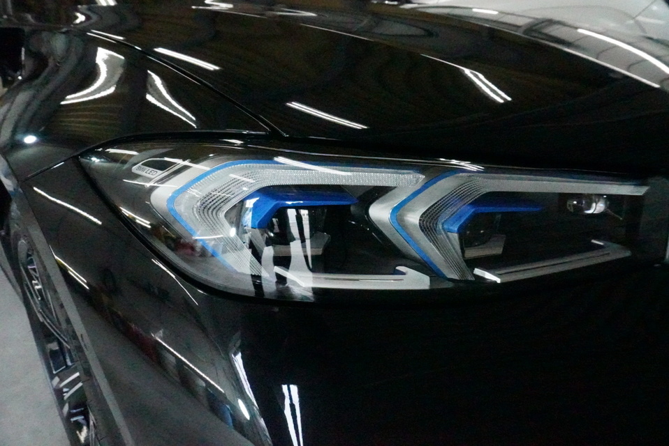 施工後　BMW320(ブラック)　フロントフェイス