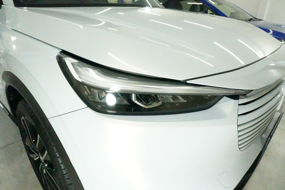 施工後　ホンダ　ヴェゼル（ホワイト）　フロントフェイス