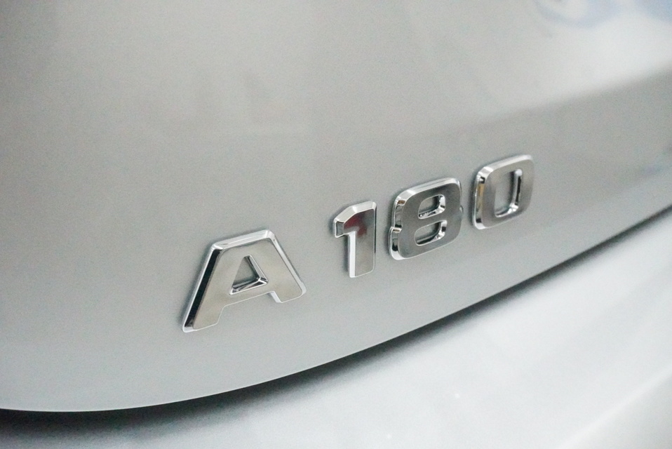 施工後　メルセデスベンツA180(ホワイト）エンブレムアップ