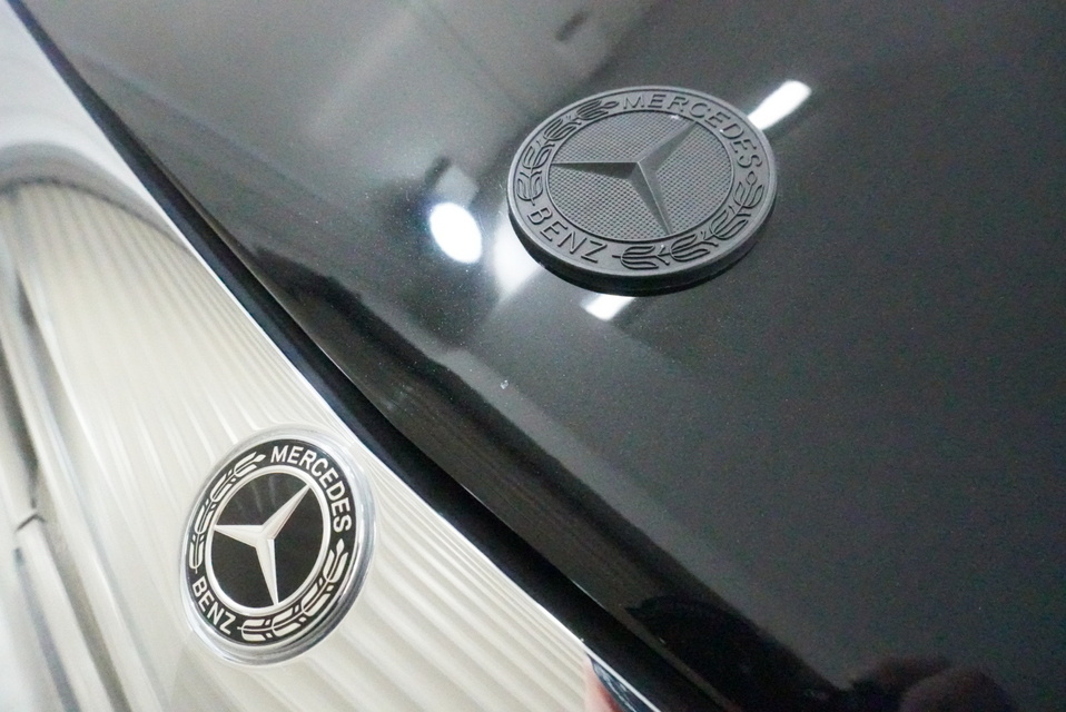 施工後　メルセデスベンツS560(ブラック）　エンブレムアップ