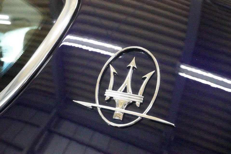 施工後　マセラティクアトロポルテ　（ブルー）エンブレム