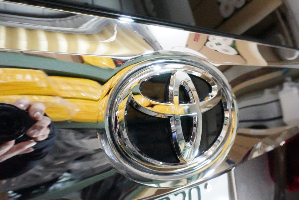 施工後　トヨタ　アルファード（グレー）エンブレム