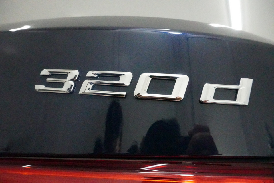施工後　BMW320(ブルー）エンブレム