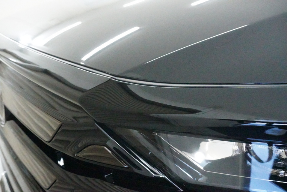 施工後　トヨタ　ヴェルファイア(ブラック）　ボンネット