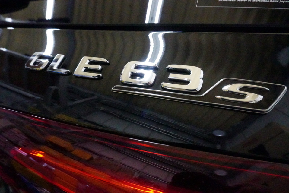 施工後　メルセデスベンツGLE63(ブラック）エンブレム