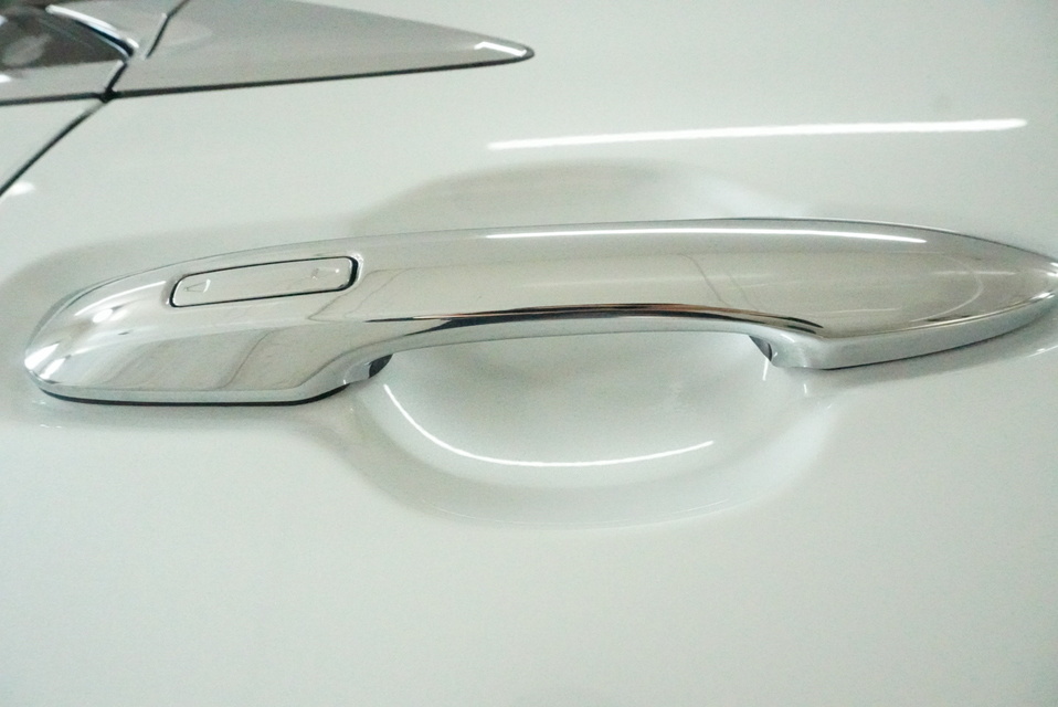 施工後　トヨタ　アルファード(ホワイト）ドアハンドル付近