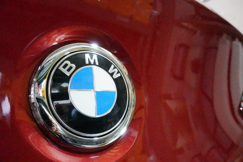 施工後　BMWX4(レッド）エンブレム付近