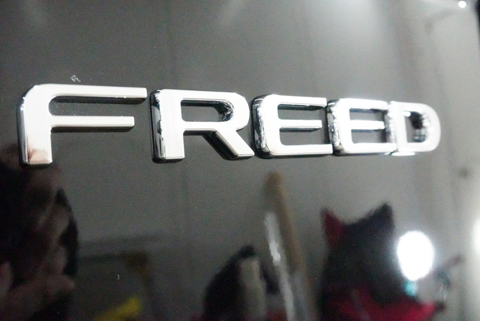 施工後　ホンダ　フリード(ブラック）エンブレム