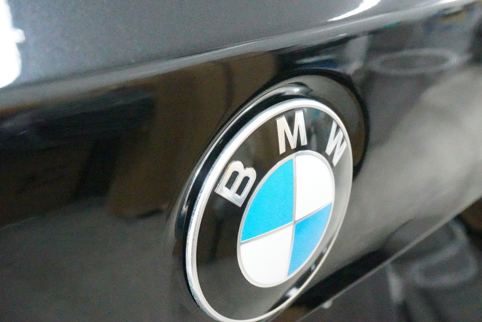 施工後　BMWX1(ブラック）　エンブレム