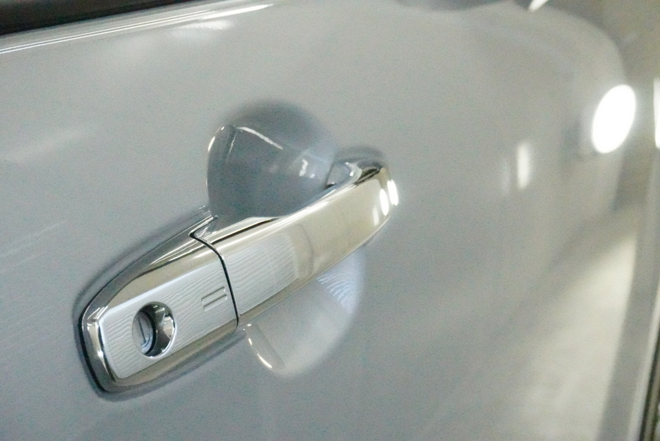 施工後　トヨタ　ライズ（グレー）ドアハンドル付近