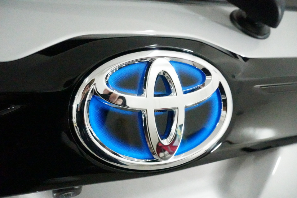 施工後　トヨタ　ライズ（グレー）エンブレム