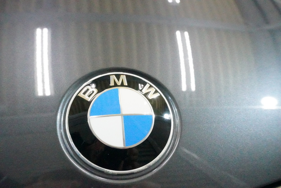 施工後　BMW320(グレー）　エンブレム