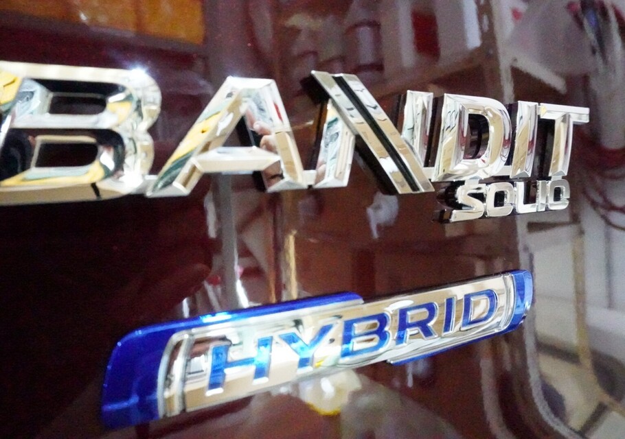 施工後　スズキ　ソリオバンディット(レッド）エンブレム