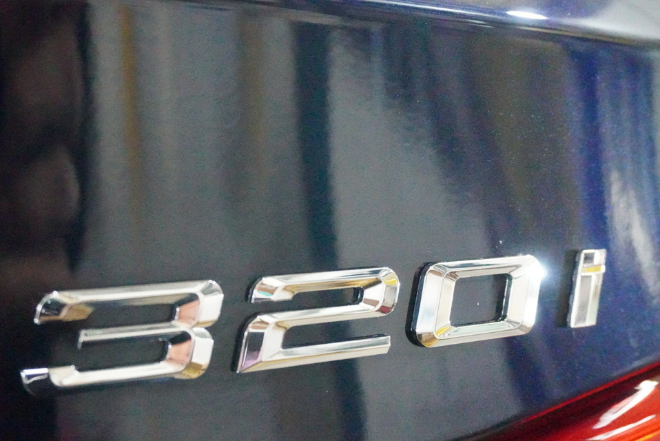 施工後　BMW320i(ブルー）　エンブレムアップ