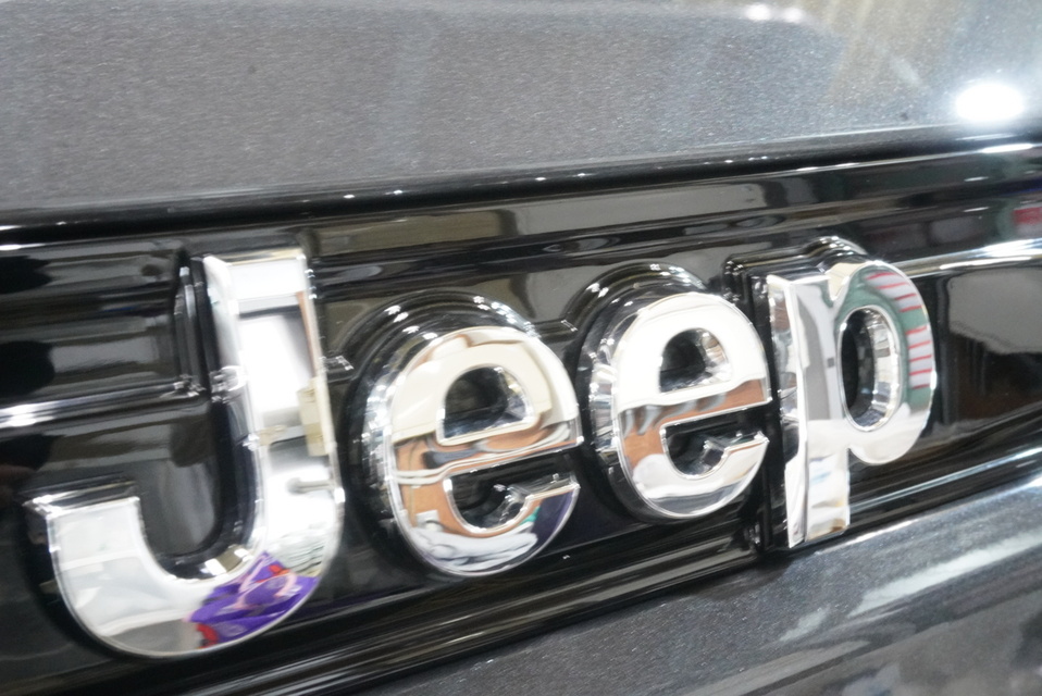 施工後　Jeepグランドチェロキー(グレー）　エンブレムアップ