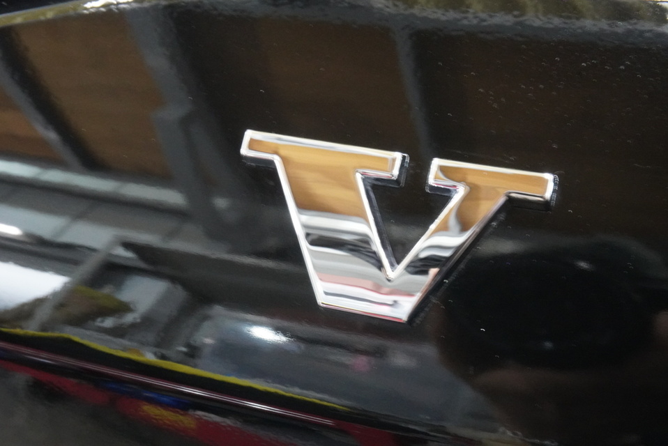 施工後　ボルボV90(ブラック）　ｴﾝﾌﾞﾚﾑ周り