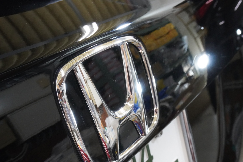 施工後　ホンダ　ヴェゼル(ブラック）　リアエンブレム周り