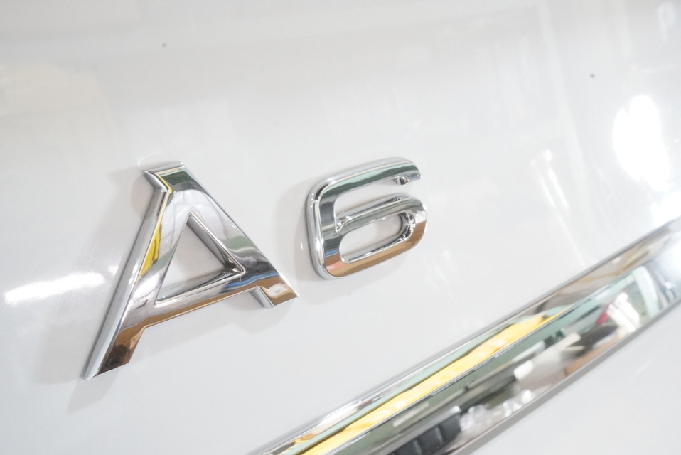 施工後　アウディA6（ホワイト）エンブレム周り