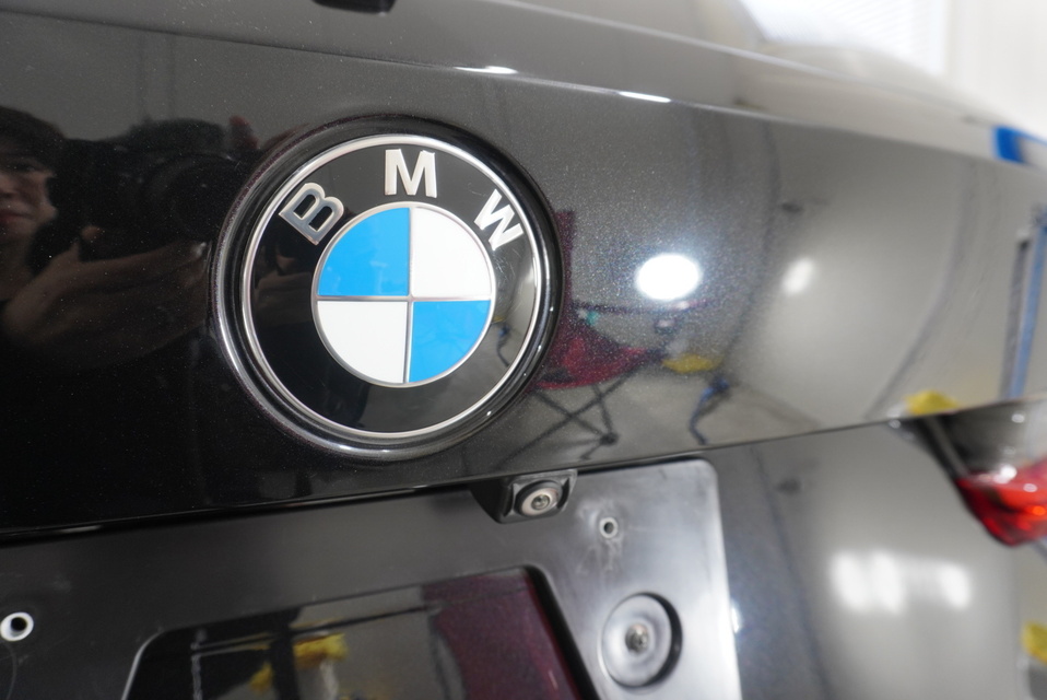 施工後　BMW320d(ブラック）　エンブレム周り