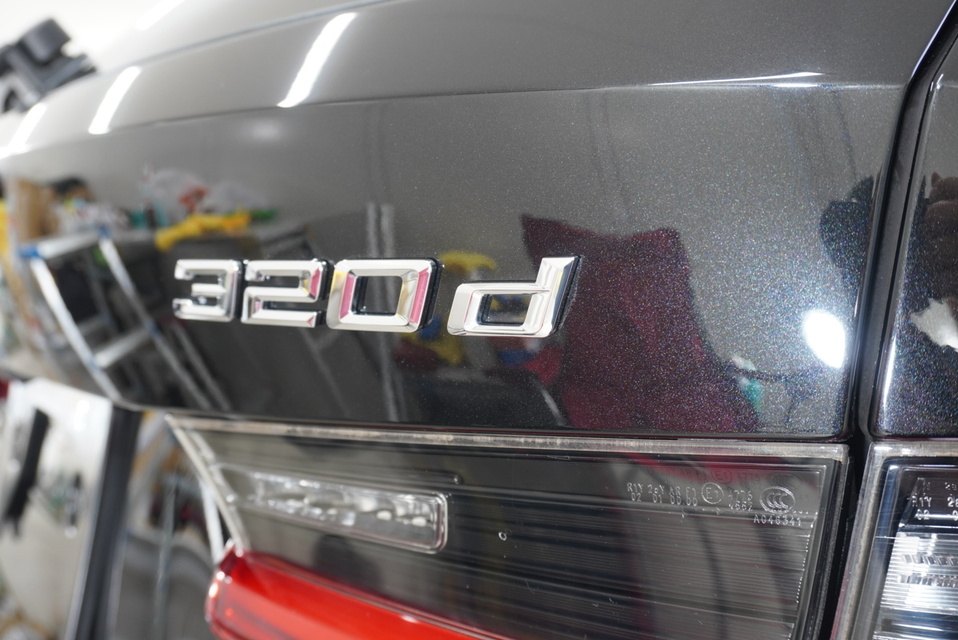 施工後　BMW320d(ブラック）　エンブレム周り