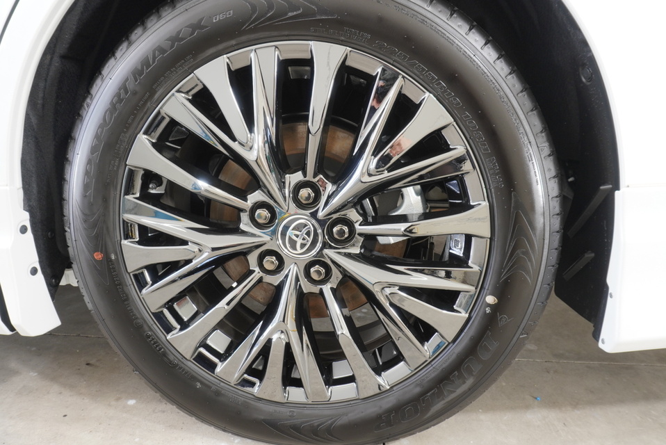 施工後　トヨタ　ヴェルファイア(ホワイト）　ホイル