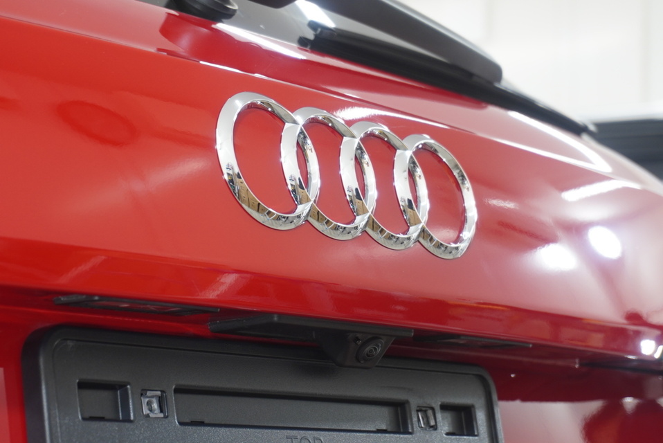 施工後　アウディA4(レッド）　エンブレム