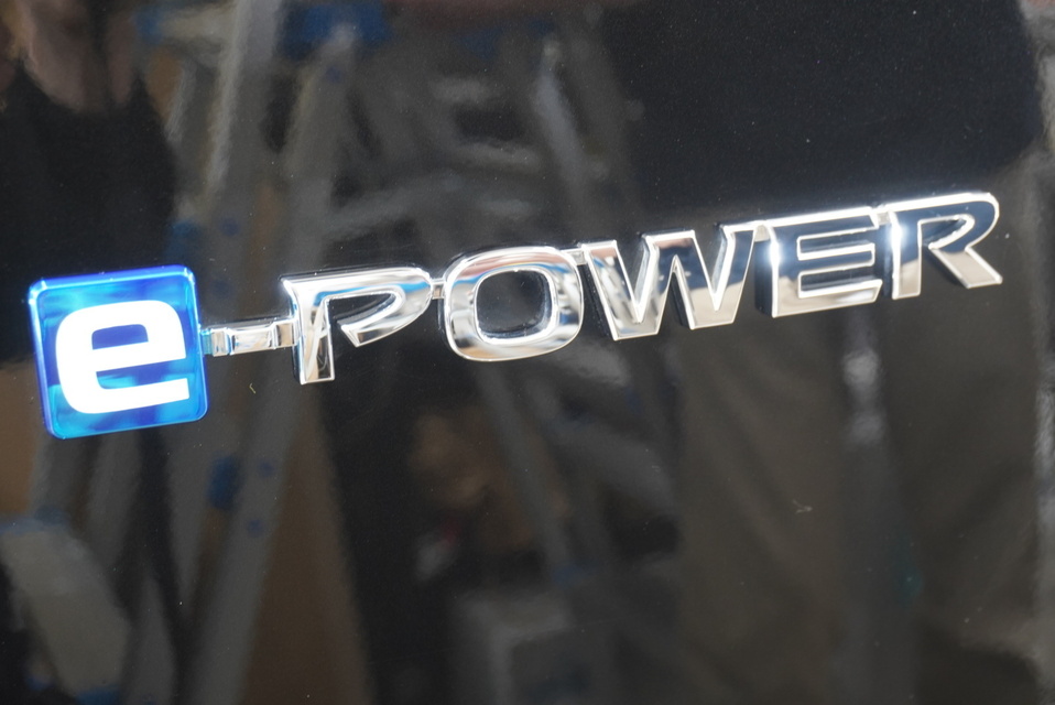 施工後　日産　セレナ(ブラック）　エンブレム