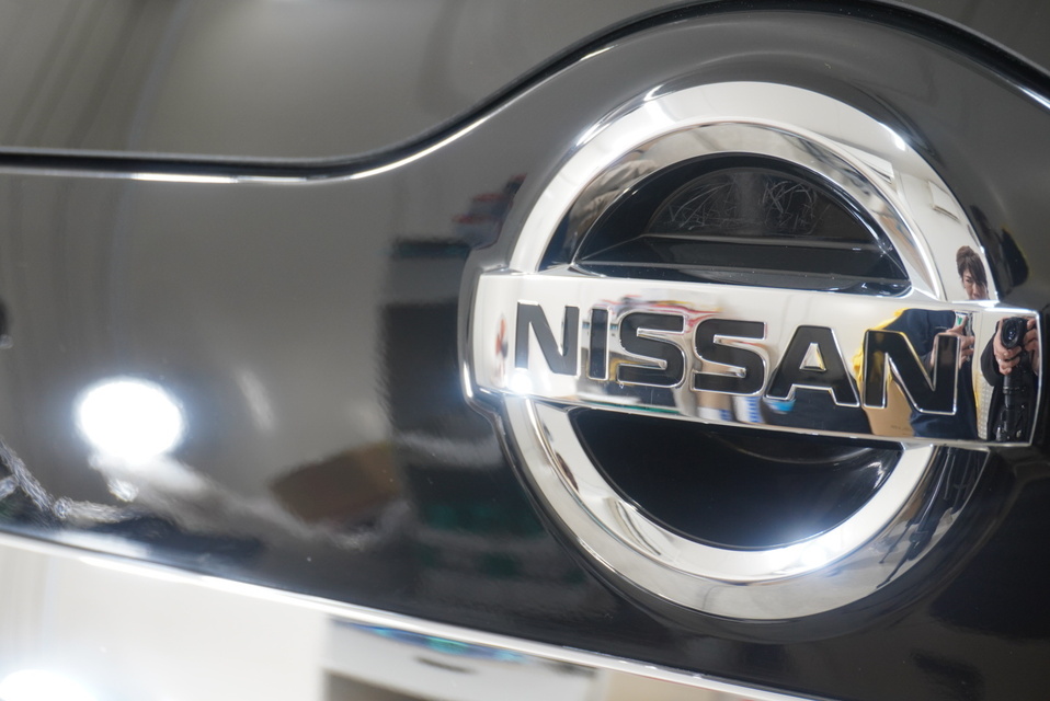施工後　日産　セレナ(ブラック）　エンブレム付近