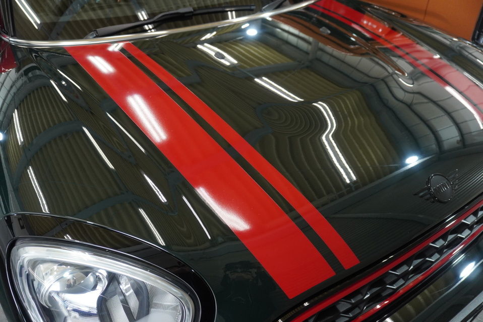 施工後　ミニジョンクーパーワークス(グリーン×レッド）　ボンネット