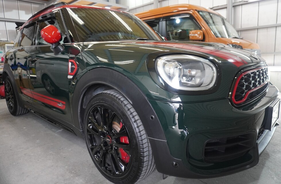 施工後　ミニジョンクーパーワークス(グリーン×レッド）　車全体