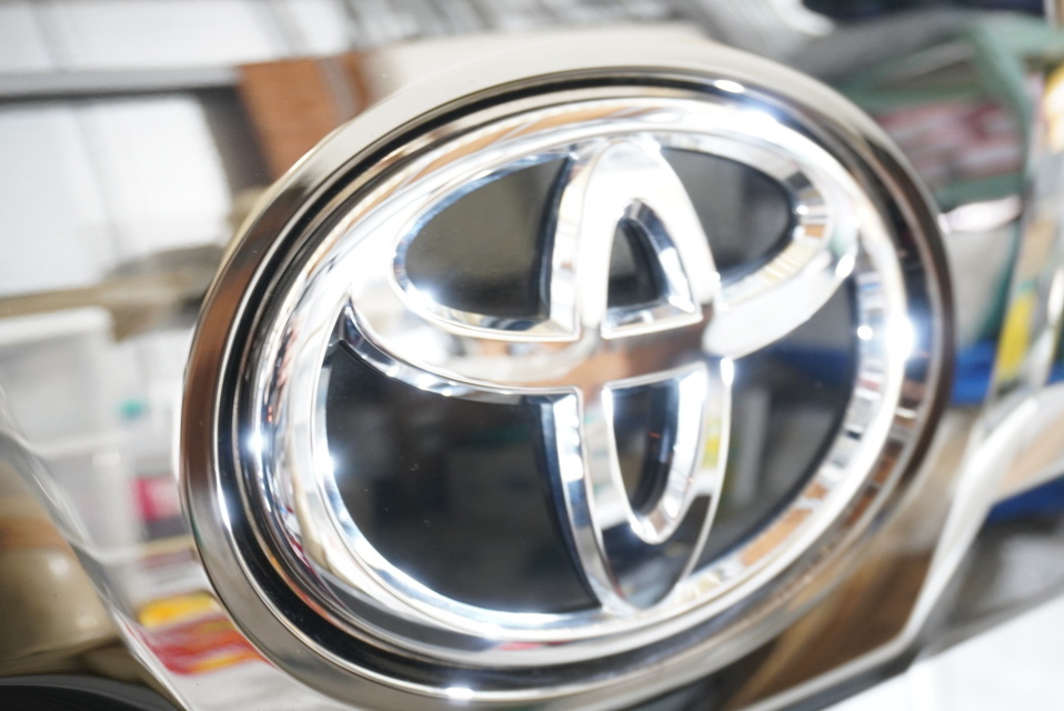 施工後　トヨタ　ヴェルファイア(ホワイト）　エンブレム付近