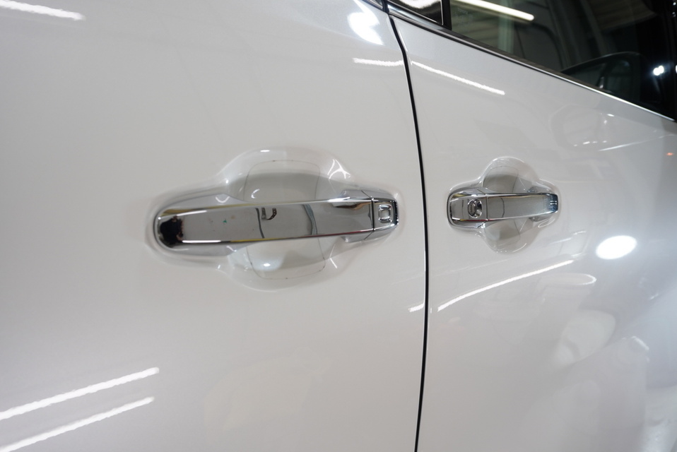 施工後　トヨタ　アルファード(ホワイト）ドアハンドル付近