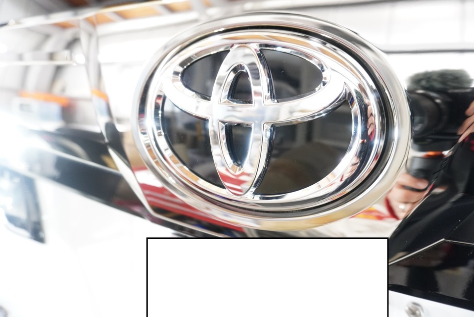 施工後　トヨタ　ヴェルファイア（ホワイト）エンブレム付近