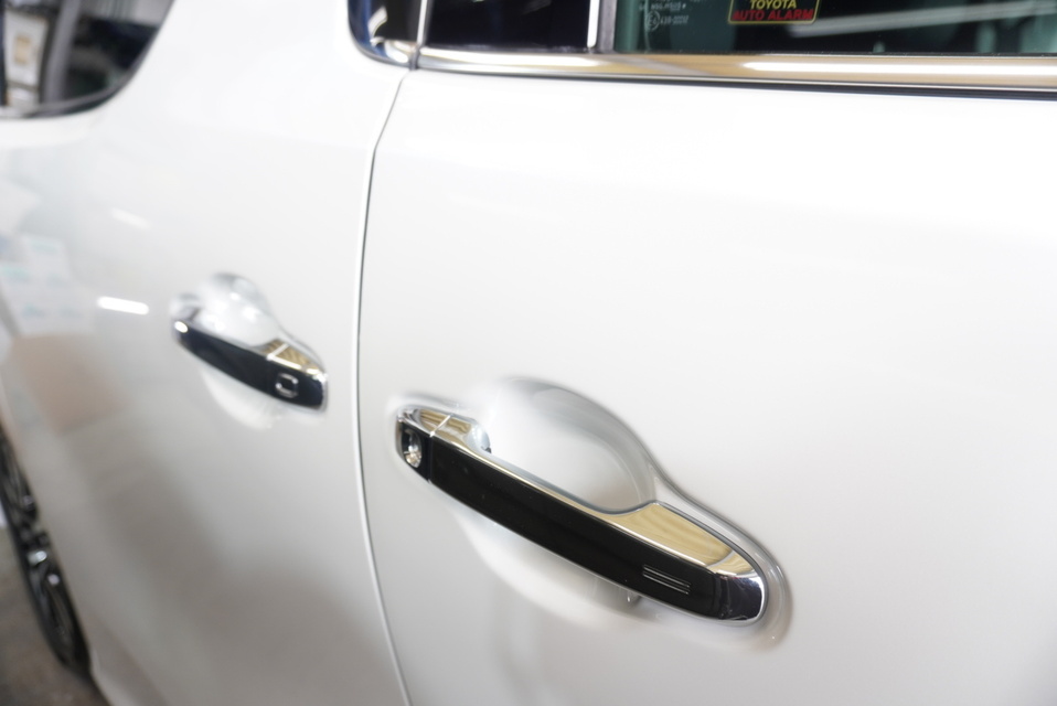 施工後　トヨタ　ヴェルファイア（ホワイト）　ドアハンドル付近