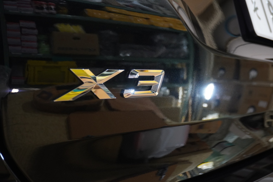 施工後　BMWX3(ブラック）エンブレム付近