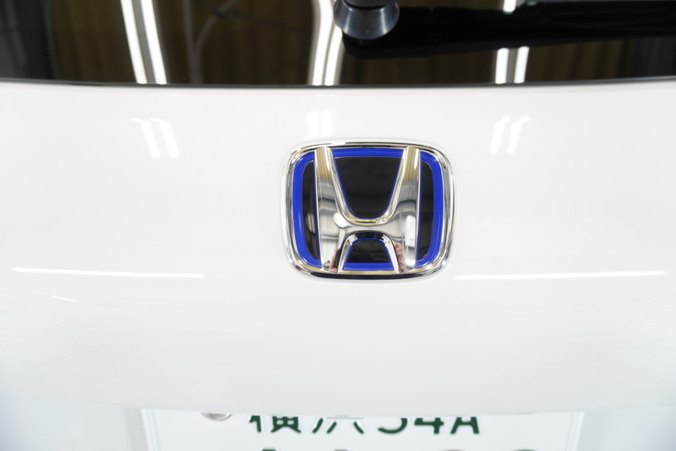 施工後　ホンダ　ZRV（ホワイト）エンブレム付近