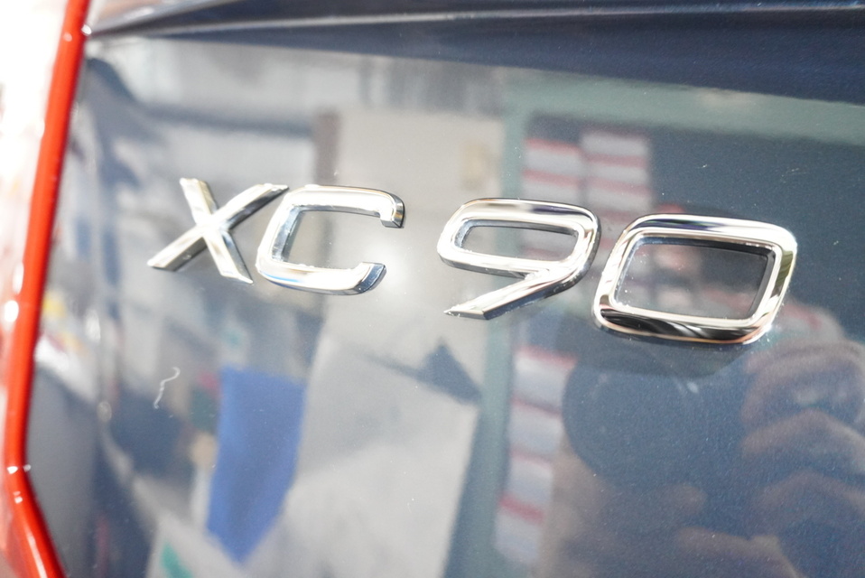 施工後　ボルボXC90(デニムブルー）エンブレム付近