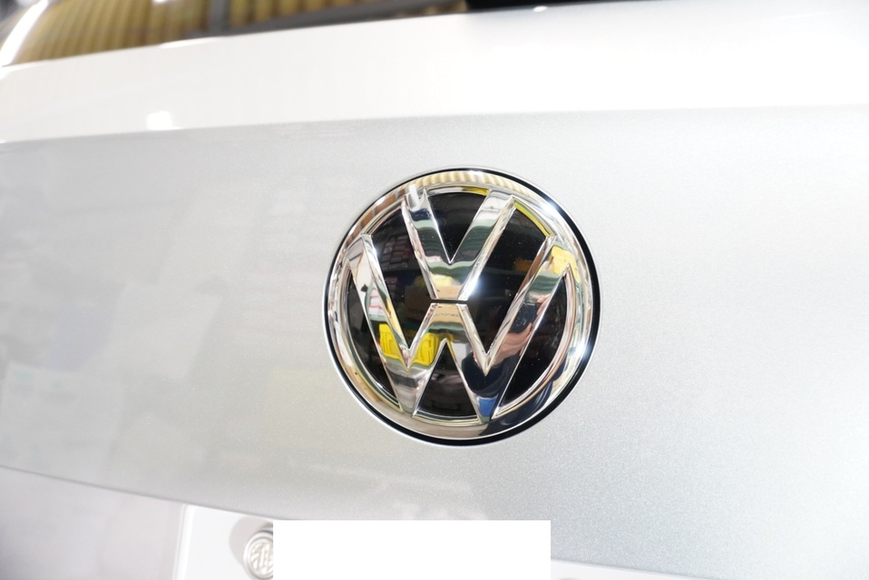 施工後　フォルクスワーゲンパサート(グレー）エンブレム付近