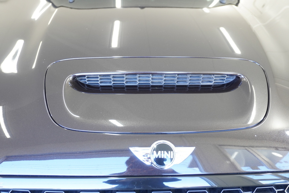 施工後　ミニクーパーS(ブラック）ボンネットアップ