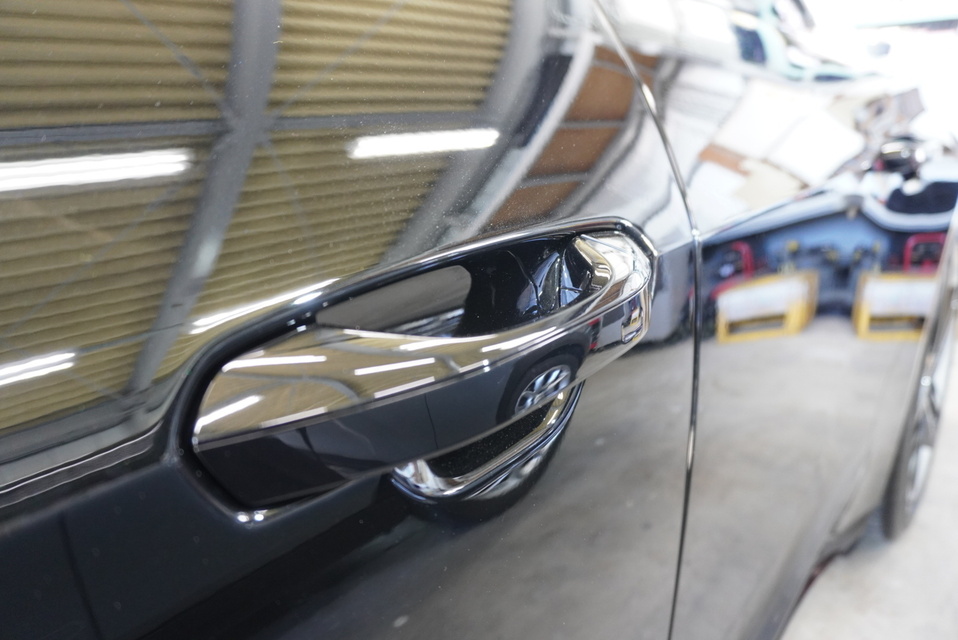 施工後　アウディイートローン（ブラック）ドアハンドル付近