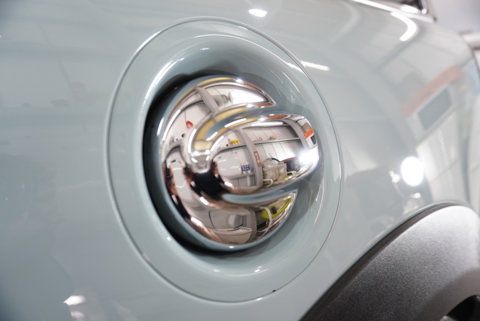 施工後　ミニクーパーS（水色×ブラック）給油口付近