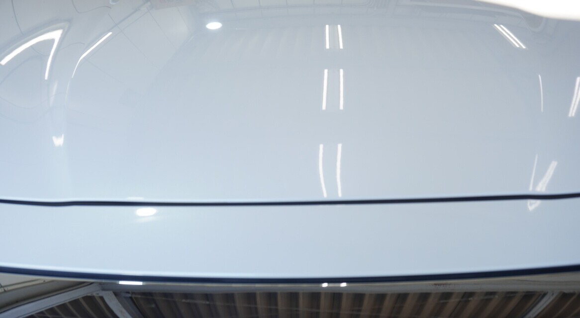 施工後　ホンダ　インサイト（ホワイト）　ボンネット