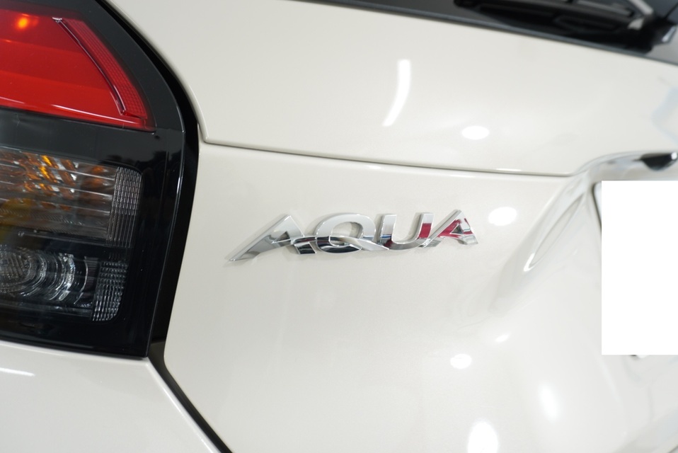 施工後　トヨタ　アクア（ベージュ）　エンブレム