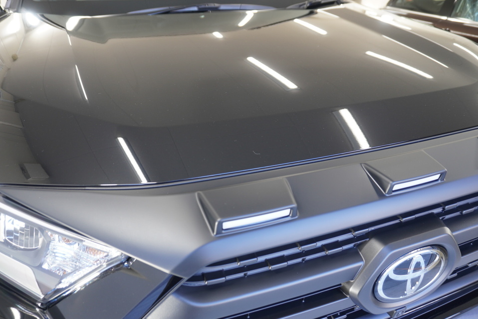 施工後　トヨタ　RAV4(ブラック）　　ボンネット