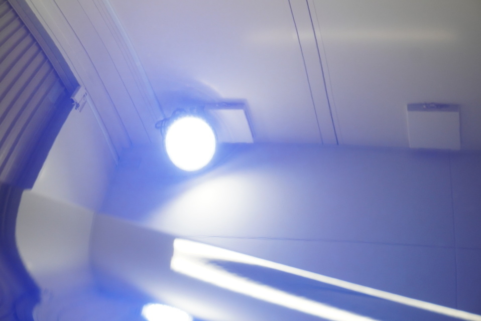 施工後　スバル　インプレッサ(ブルー）　ボンネットアップ