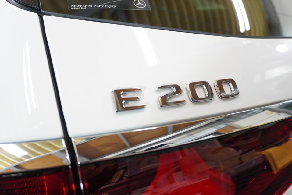 施工後　メルセデスベンツEクラスワゴン（ホワイト）ｴﾝﾌﾞﾚﾑ周り